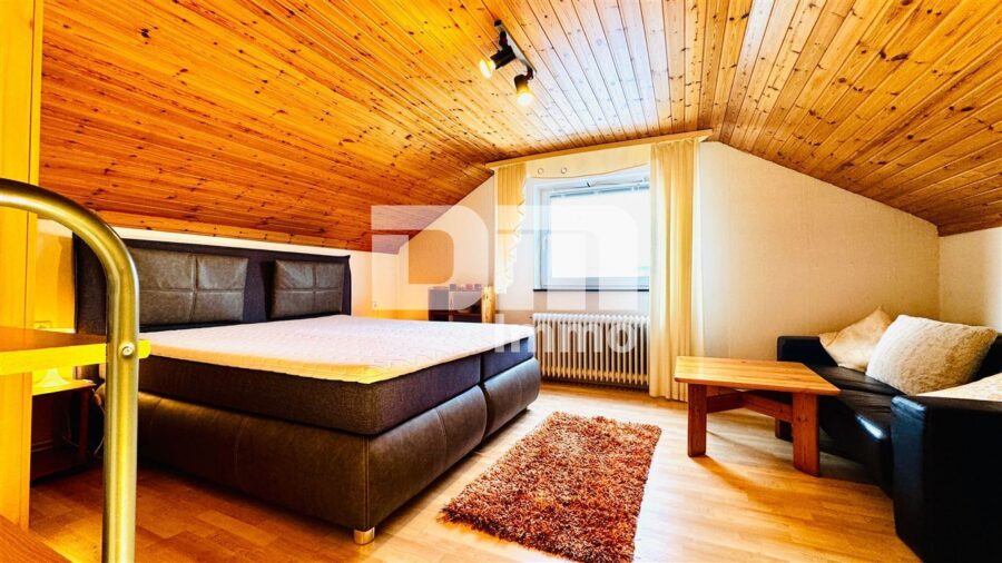 Teilsaniertes Traumhaus in begehrter Lage auf großem Grundstück mit Panoramablick - DG Zimmer / mit Panoramablick über Kassel